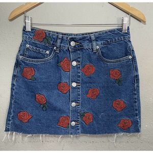 ZARA SKIRT Denim SHORT BUTTON DOWN EMBROIDERED ROSES FRAYED HEM Size Small